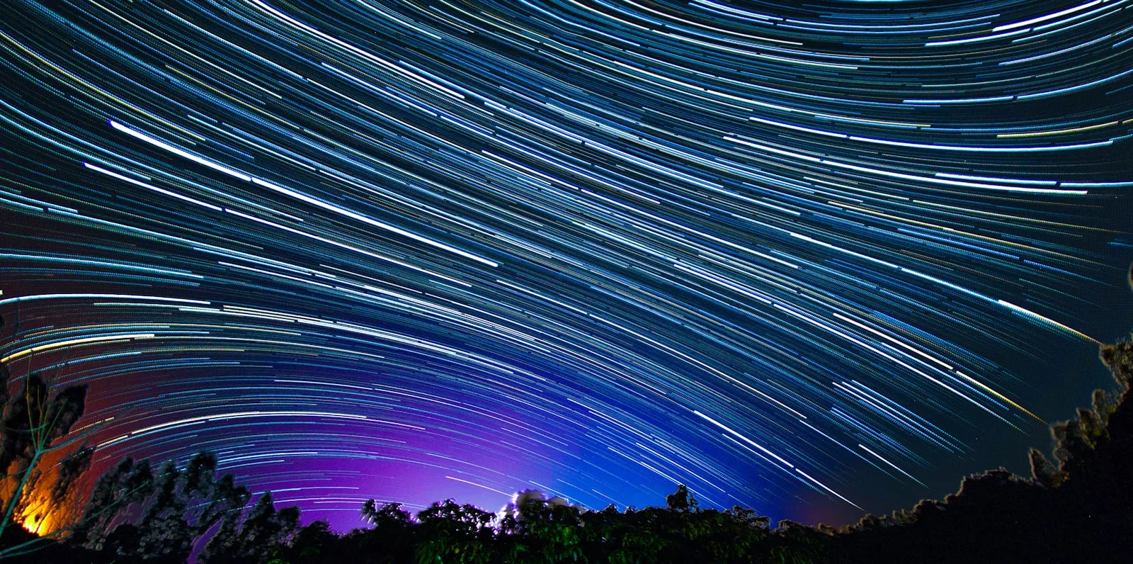 a star trail is shown in the night sky